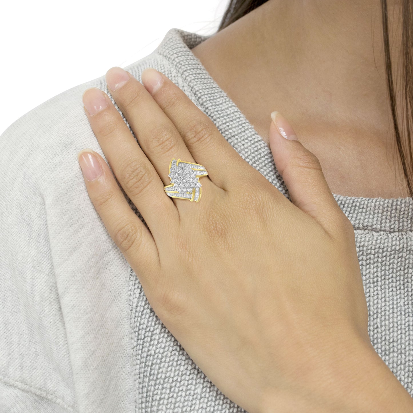 10K Yellow Gold Round and Baguette Diamond Swirl Ring (2.0 Cttw, J-K Color, I2 Clarity)